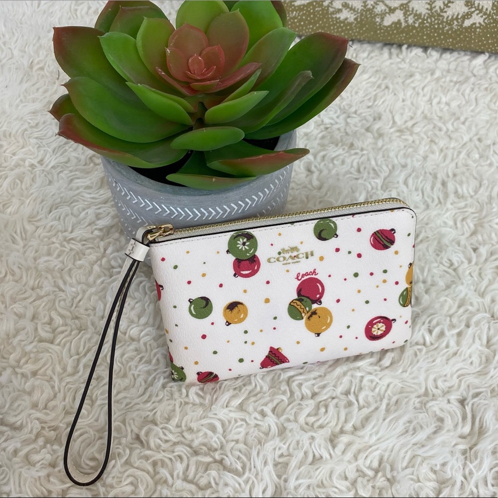 NWT Coach Corner Zip Wristlet With Ornament Print